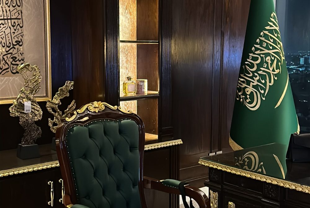 كرسي وعلم بالطول